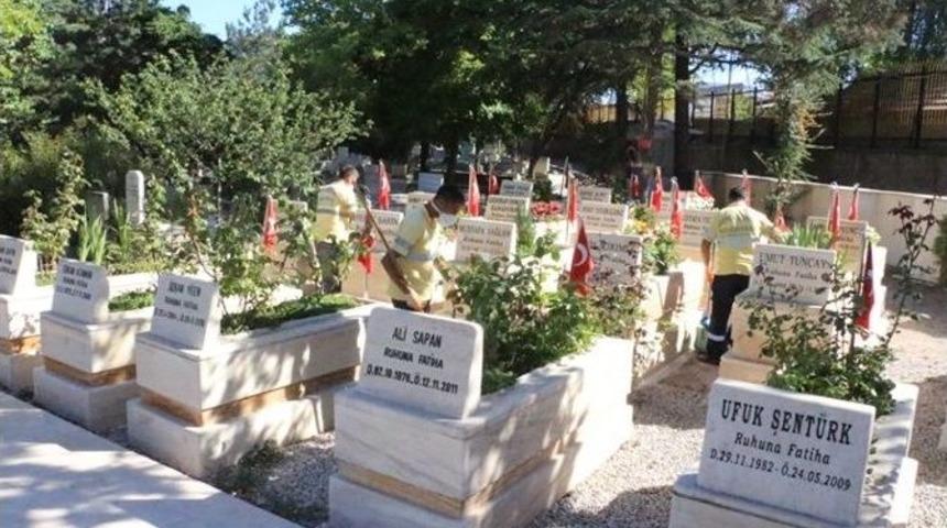 Ankara&rsquo;da Mezarlıklar Bayrama Hazır