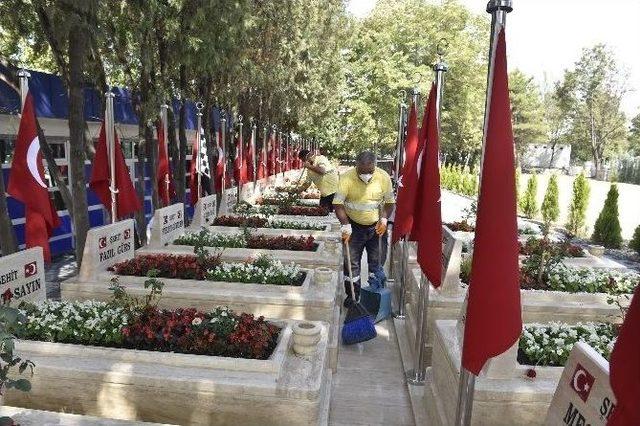 Ankara’da Mezarlıklar Bayrama Hazır