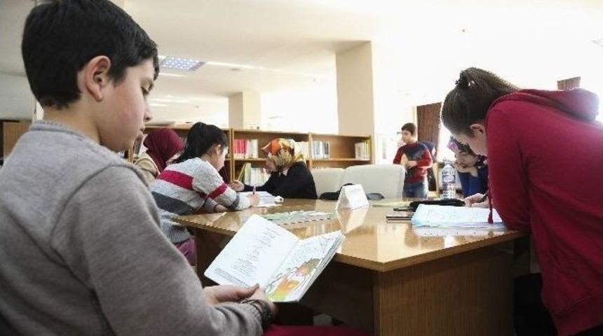 Sultanbeyli Belediyesi&rsquo;nin Eğitim At&ouml;lyeleri Ders Başı Yapıyor