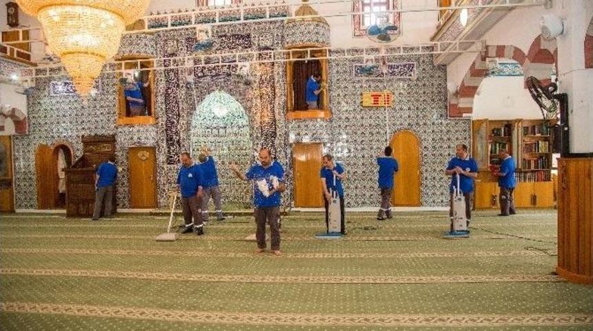 Camilerde Bayram Temizliği