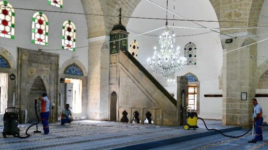 Muratpaşa Belediyesi&rsquo;nden Camilere Bayram Temizliği
