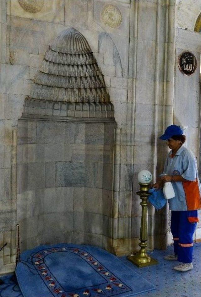 Muratpaşa Belediyesi’nden Camilere Bayram Temizliği