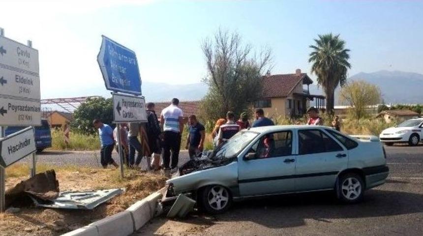 Manisa&rsquo;da Otomobil, Kamyonetle &Ccedil;arpıştı: 5 Yaralı