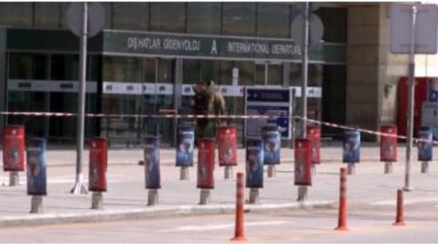 Esenboğa Havalimanı&rsquo;nda Ş&uuml;pheli &Ccedil;anta Paniği
