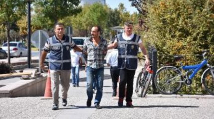 &ldquo;isminiz Fet&ouml;&rsquo;ye Karıştı" Diyerek 5 Kişiyi Dolandıran Şahıs Yakalandı