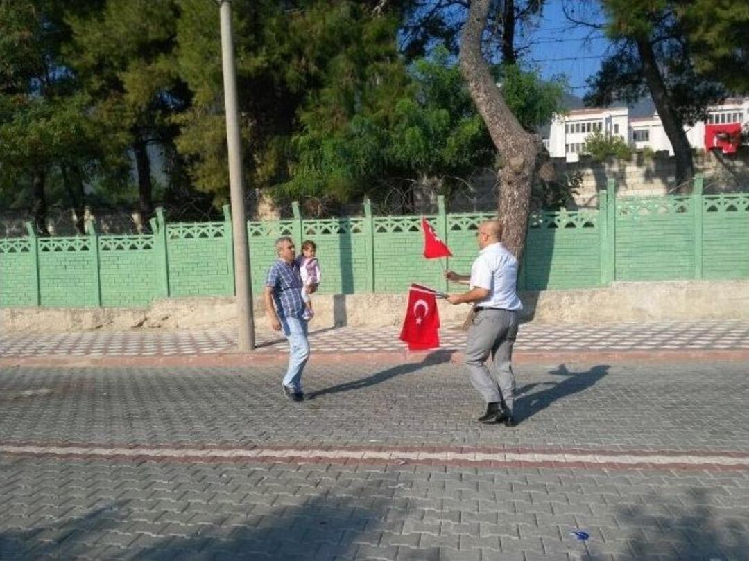 B&uuml;y&uuml;kşehir Zabıta&rsquo;dan 4 Bin Bayrak