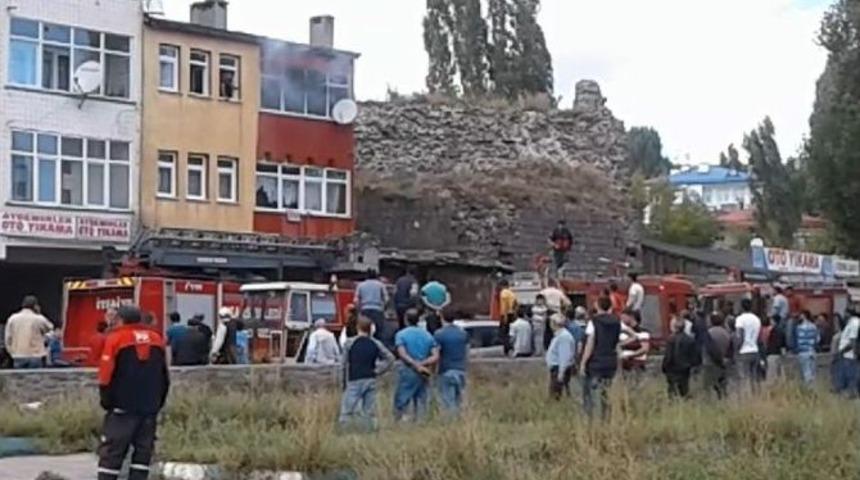 Kars&rsquo;ta 3 Katlı Binada &Ccedil;ıkan Yangın B&uuml;y&uuml;meden S&ouml;nd&uuml;r&uuml;ld&uuml;