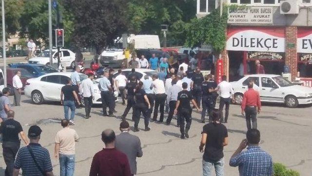 Adliye Karıştı, Polis Grubu Dağıtmak İçin Havaya Ateş Etti