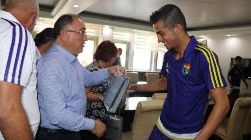 Salman, Kıbrıs Yalovaspor&rsquo;u Ağırladı