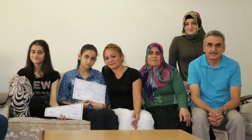 Engelli Olan İkiz Kardeşlerin Okuma Azmi