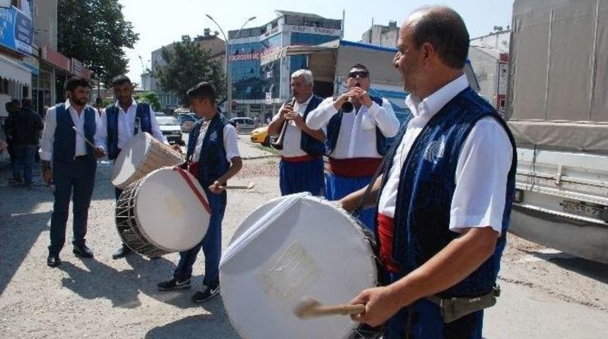 Cazgırlar, Vatandaşları G&uuml;reş Meydanına Davet Etti