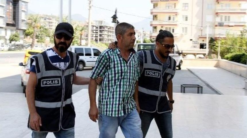 Alanya&rsquo;da Kafeye Silahla Ateş A&ccedil;ıldı: 2 Yaralı