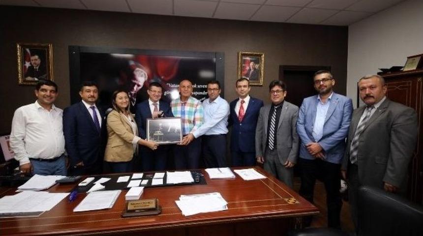 Başkan Subaşıoğlu&rsquo;ndan Mhp Heyetine Tebess&uuml;m Hediyesi