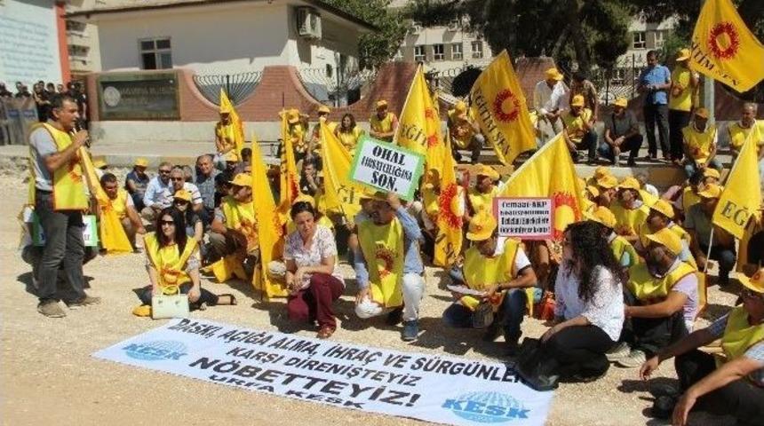 İhra&ccedil; Edilen &Ouml;ğretmenler İ&ccedil;in Oturma Eylemi