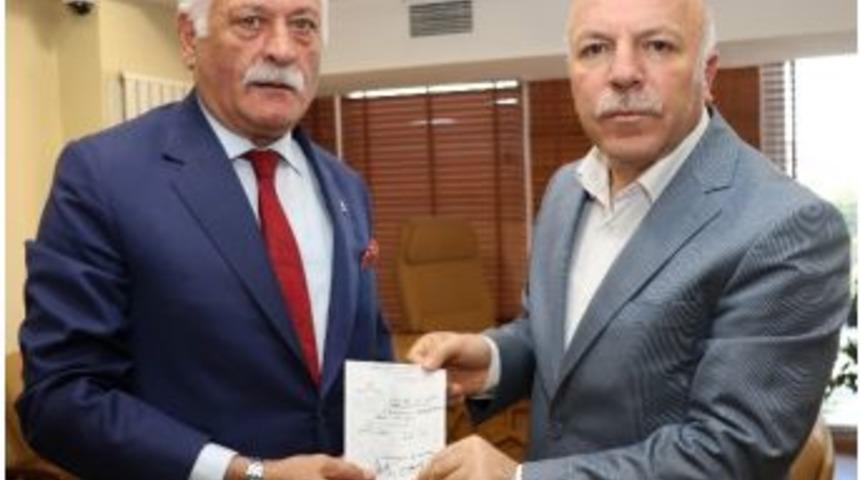 Başkan Sekmen T&uuml;rk Kızılayı&rsquo;na Kurban Bağışında Bulundu