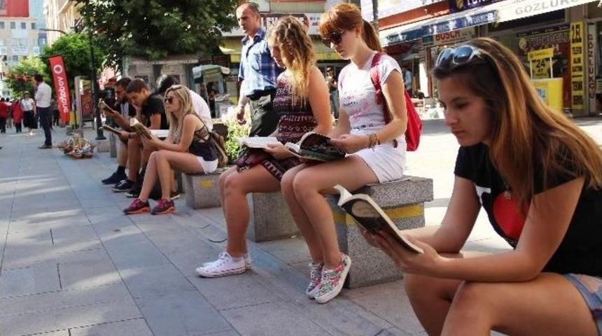 &Ouml;ğrenciler Kitap Okudu, Vatandaşlar İzledi