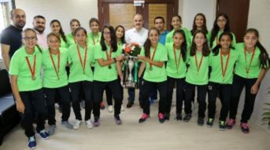 T&uuml;rkiye Şampiyonu Kızlardan Başkan G&uuml;rlesin&rsquo;e Ziyaret