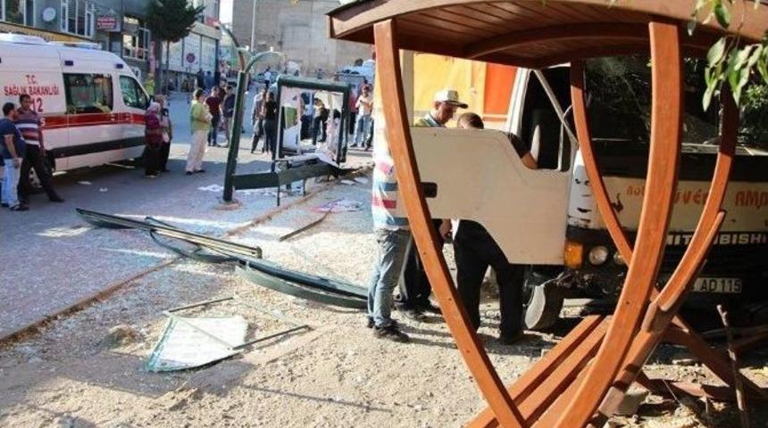 Freni Patlayan Kamyon Otob&uuml;s Durağına Daldı: 2 Yaralı