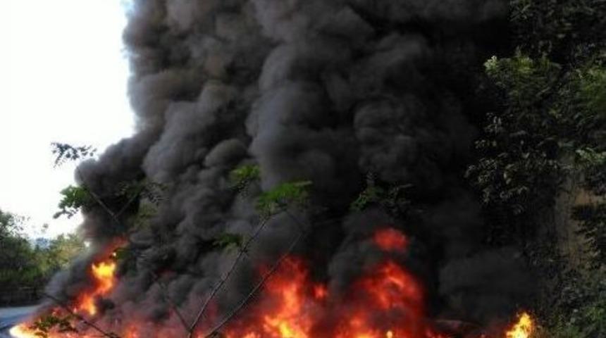 Tır Parkı Yoluna D&ouml;k&uuml;len Asfalt Zifti Kimliği Belirsiz Kişilerce Ateşe Verildi