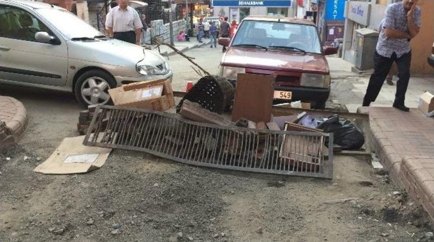 Esnaf Yolu Tahta Ve Taş Barikatlarla Ulaşıma Kapattı