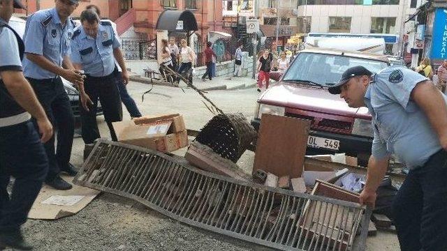 Esnaf Yolu Tahta Ve Taş Barikatlarla Ulaşıma Kapattı