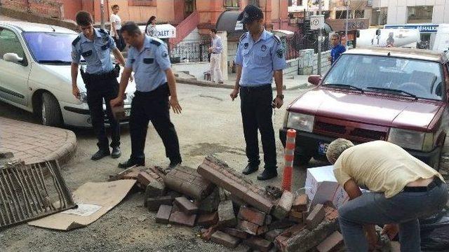 Esnaf Yolu Tahta Ve Taş Barikatlarla Ulaşıma Kapattı