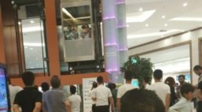 Diyarbakır&rsquo;da Vatandaşlar Avm&rsquo;nin Asans&ouml;r&uuml;nde Mahsur Kaldı