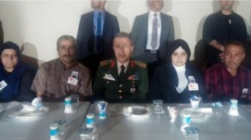 Genelkurmay Başkanı Akar Ve Kuvvet Komutanlarından Şehidin Ailesine Ziyaret
