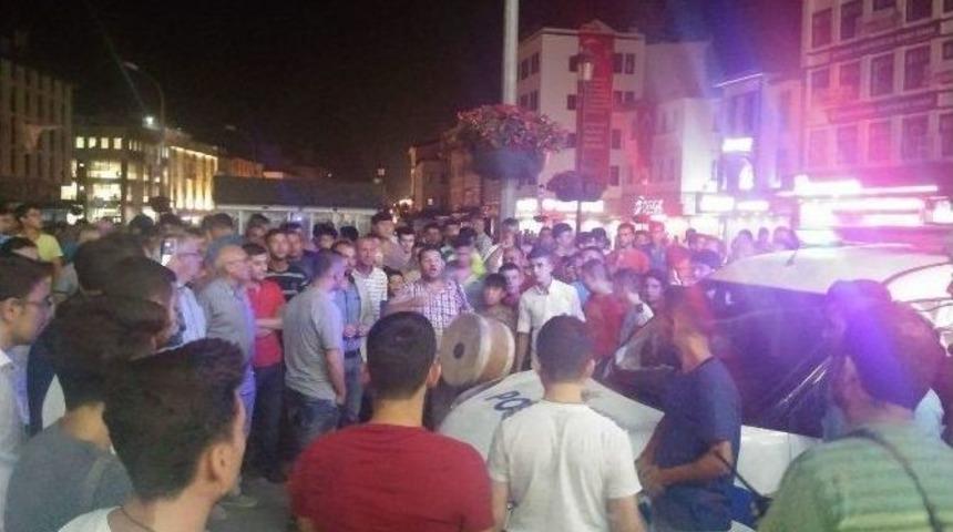 Konya&rsquo;daki Elektrik Kesintisi Nedeniyle Bazı Vatandaşlar Valilik &Ouml;n&uuml;nde Toplandı