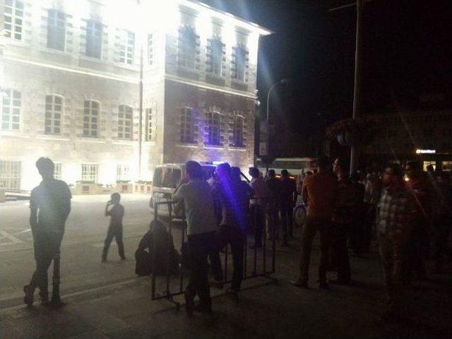 Konya’daki Elektrik Kesintisi Nedeniyle Bazı Vatandaşlar Valilik Önünde Toplandı