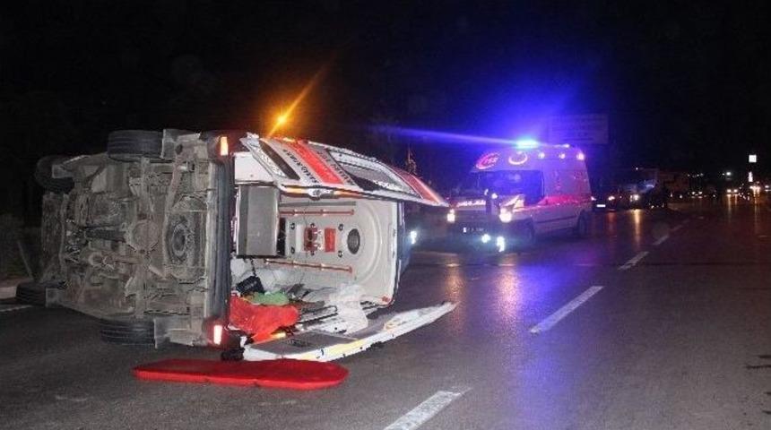 Hasta Taşıyan Ambulans Kaza Yaptı 1&rsquo;i Ağır 6 Yaralı