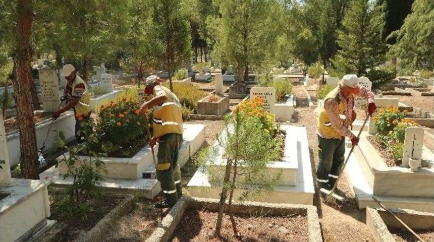 Mezarlıklarda Bayram Temizliği