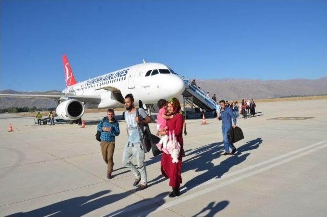 Y&uuml;ksekova&rsquo;ya 13 Ay Sonra İlk Yolcu U&ccedil;ağı İndi