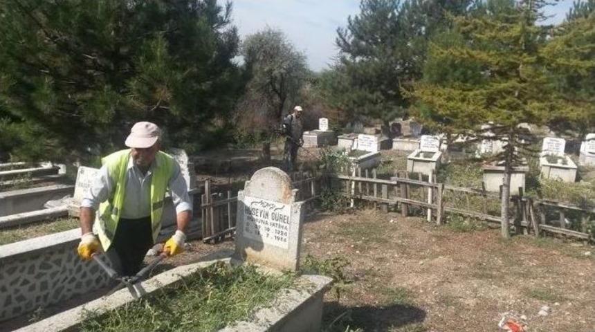 Ilgaz Belediyesinden Mezarlıklarda Bayram Temizliği
