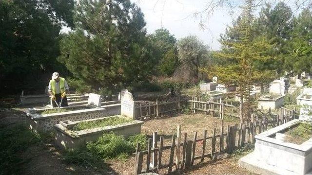 Ilgaz Belediyesinden Mezarlıklarda Bayram Temizliği
