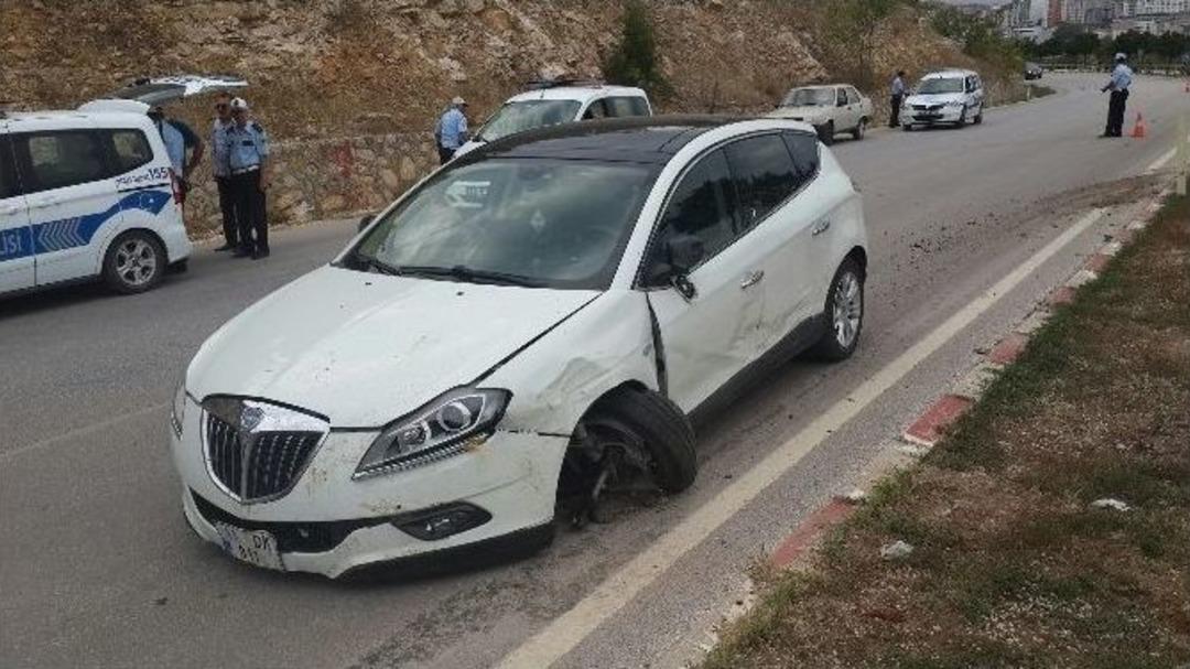 340 Promil Alkoll&uuml; S&uuml;r&uuml;c&uuml;n&uuml;n Kullandığı Ara&ccedil; 11 Selvi Ağacını Devirerek Zor Durdu