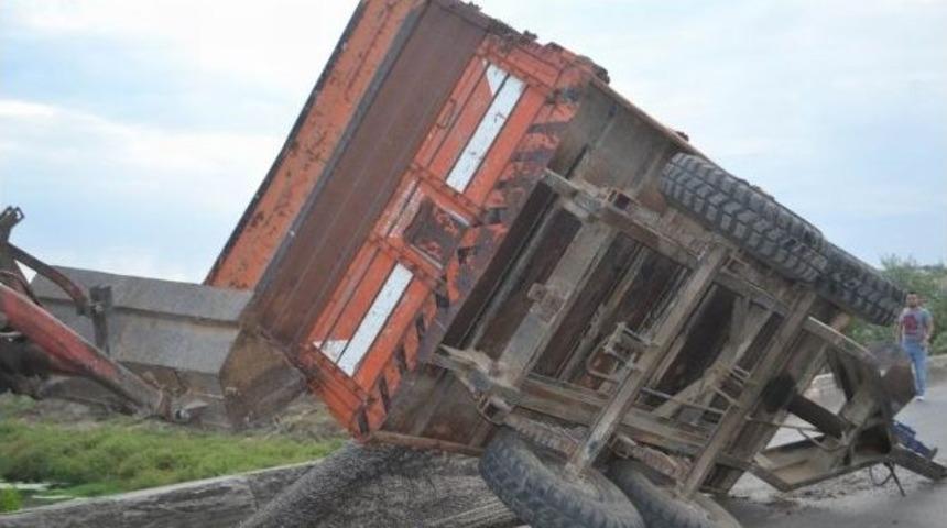 Devrilen R&ouml;morktaki 1 Ton Ay&ccedil;i&ccedil;eği Yere D&ouml;k&uuml;ld&uuml;