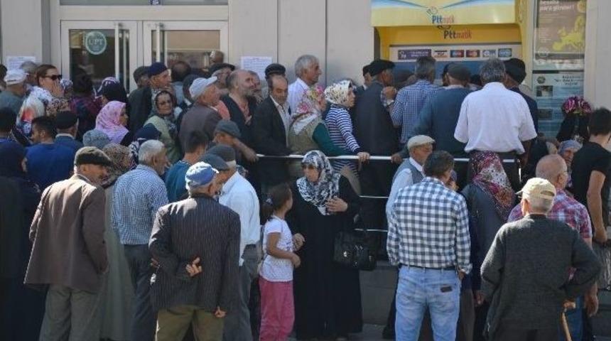 Niksar&rsquo;da Yaşlılık Maaşı Kuyruğu