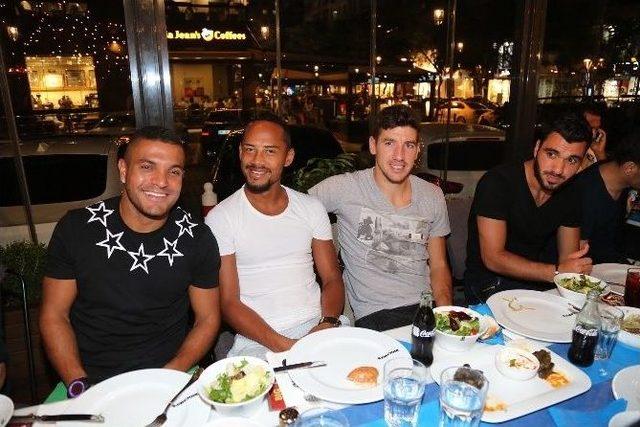 Özülkü’den Adana Demirspor’a Yemek