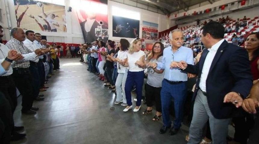 Bayraklı&rsquo;da Coşkulu Bayramlaşma T&ouml;reni