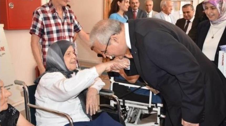 Vali G&uuml;ven&ccedil;er Manisalıların Kurban Bayramını Kutladı