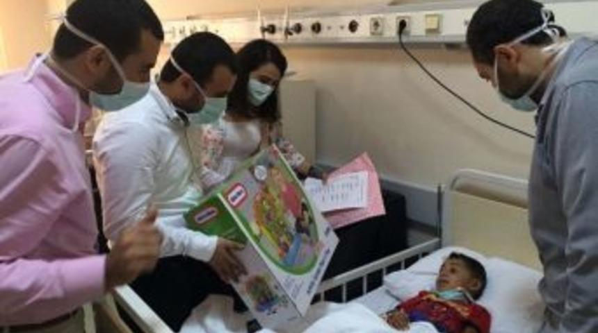 Ak Parti&rsquo;li Gen&ccedil;lerden Hastanedeki &Ccedil;ocuklara Bayramlık