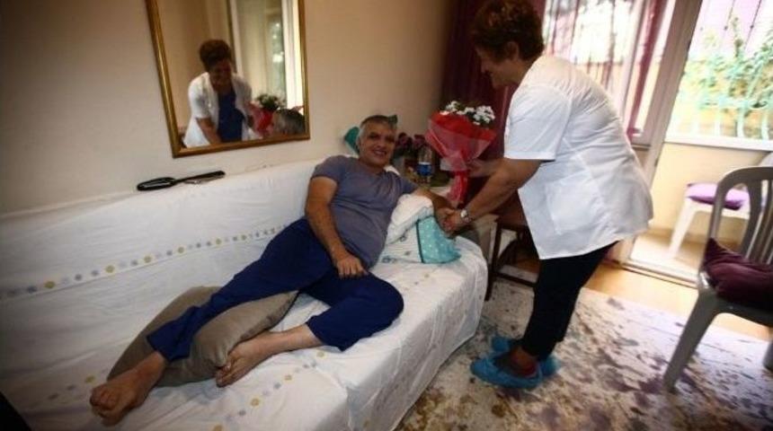 Evde Hemşirelik Hizmeti Hastaların Y&uuml;z&uuml;n&uuml; G&uuml;ld&uuml;rmeye Devam Ediyor