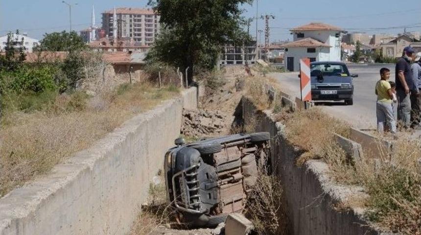 Otomobil Boş Sulama Kanalına D&uuml;şt&uuml;