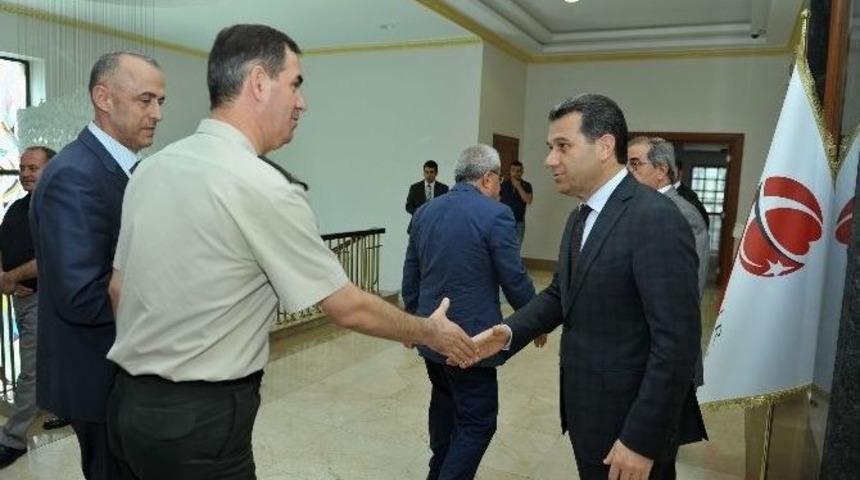 Vali &Ccedil;elik, Valilik Personelinin Bayramını Kutladı