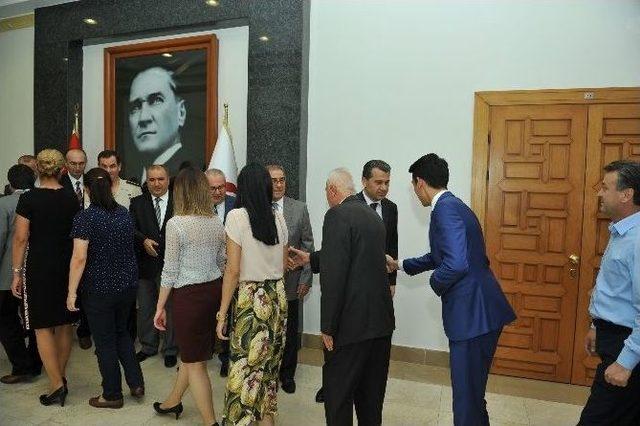 Vali Çelik, Valilik Personelinin Bayramını Kutladı