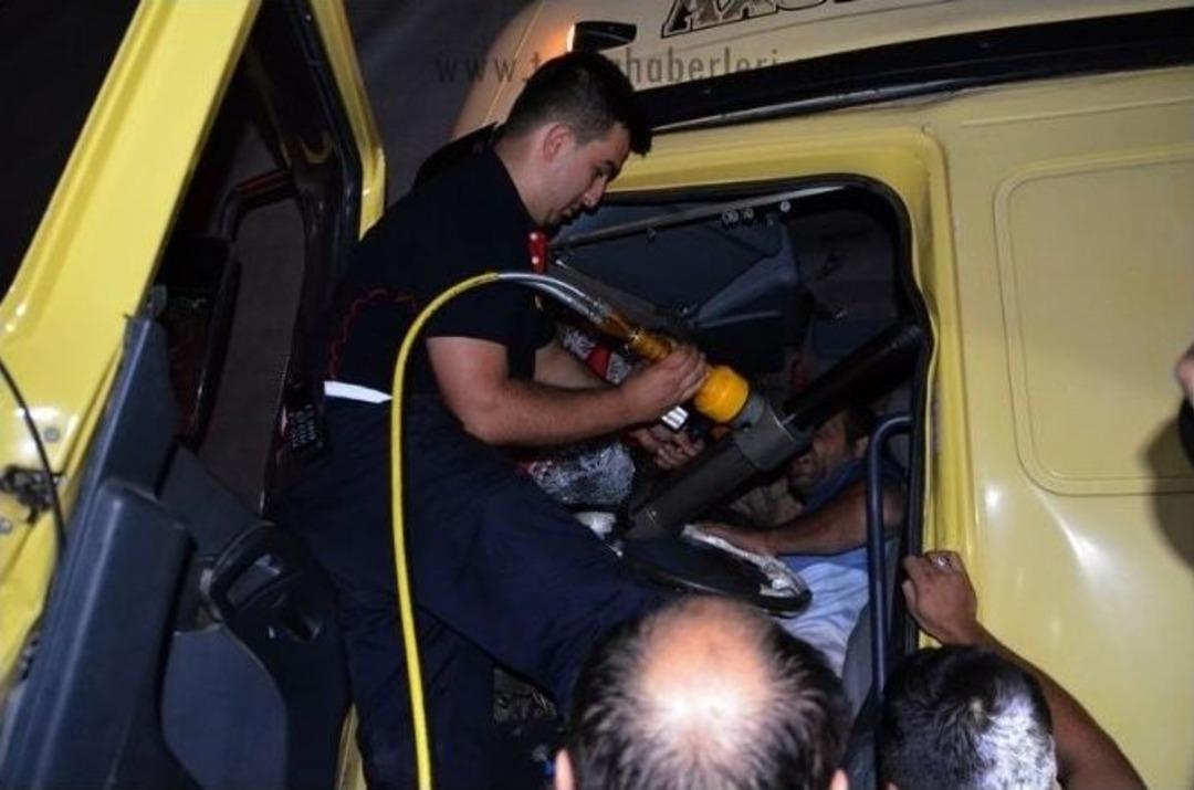 Kazada Kamyon İ&ccedil;inde Sıkışan S&uuml;r&uuml;c&uuml;y&uuml; İtfaiye Ekipleri Kurtardı