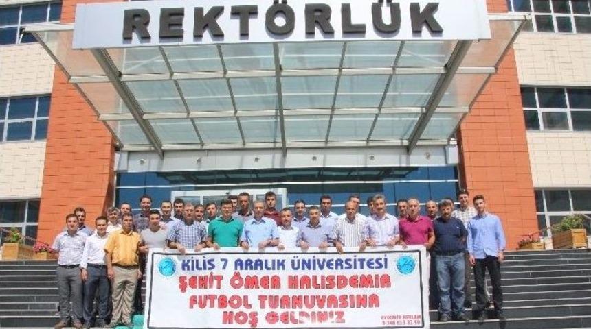 &Uuml;niversite&rsquo;de Şehit &Ouml;mer Halisdemir Anısına Futbol Turnuvası D&uuml;zenledi