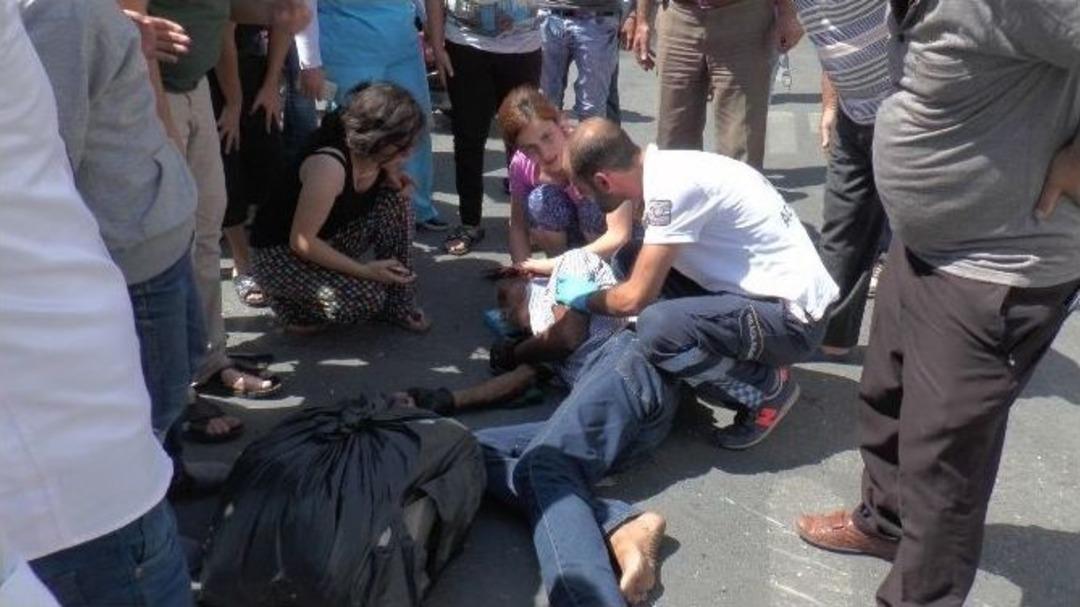 Motosiklet Ticari Araca &Ccedil;arptı: 1 Ağır Yaralı