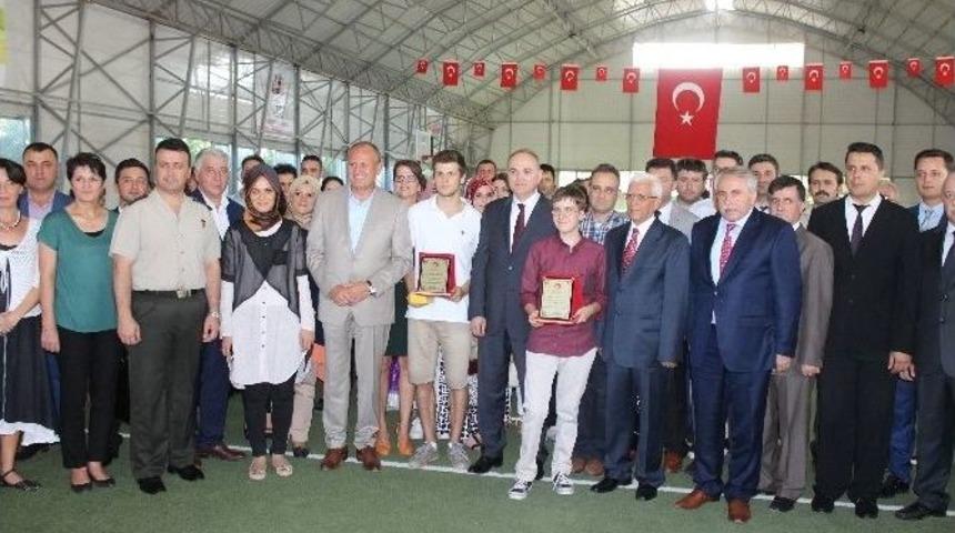 Bakan Faruk &Ouml;zl&uuml;, Derece Yapan &Ouml;ğrencileri &Ouml;d&uuml;llendirdi